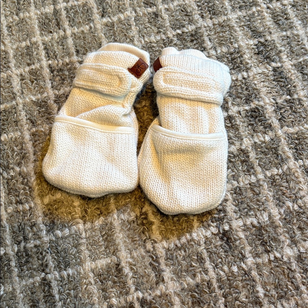 Goumi White Knit Baby Mittens